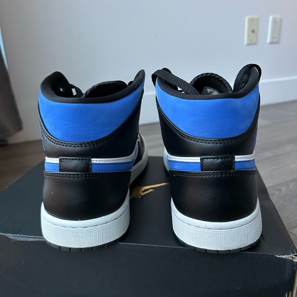Nike Air Jordan 1 Mid
Men’s Size 9 - Picture 4 of 8
